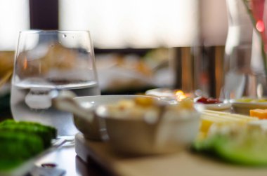 Küçük porsiyonlar, sağlıklı ve lezzetli aperatifler, diyet yemekleri farklı meze ile ayarla