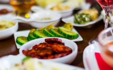 Küçük porsiyonlar, sağlıklı ve lezzetli aperatifler, diyet yemekleri farklı meze ile ayarla