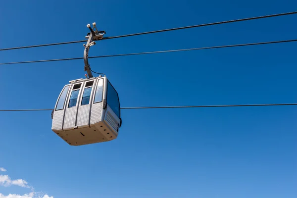 Linbaneanläggningar Mot Himlen Transport Höjd Och Turist Attraktion Resor — Stockfoto