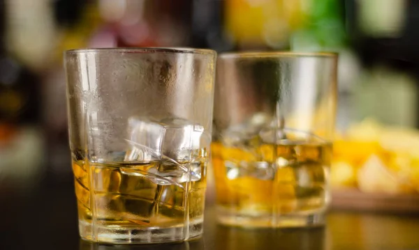 Glas Whisky Met Ijsblokjes Zoute Snacks Achtergrond Van Flessen Bar — Stockfoto