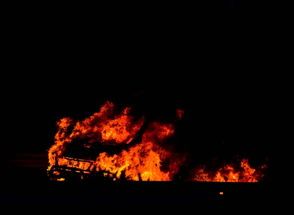 Spalanie Samochodu Drodze Nocy Tragiczny Wypadek Kończąc Zapłonie Samochodu Tragedia — Zdjęcie stockowe