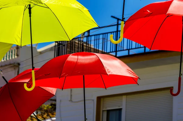 Paraguas Coloridos Decoración Urbana Calle Colgando Paraguas Colores Sobre Cielo — Foto de Stock