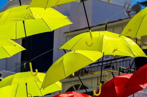 Красочные Зонтики Украшения Городских Улиц Висящие Красочные Зонтики Над Голубым — стоковое фото