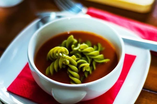 Νόστιμο Και Θρεπτικό Ντοματόσουπα Φρέσκα Ζυμαρικά Διαιτητικά Γεύμα Χορτοφάγος Γεύμα — Φωτογραφία Αρχείου