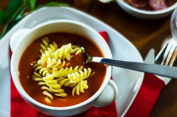 Вкусный Питательный Томатный Суп Свежей Пастой Диетическая Еда Вегетарианский Обед — стоковое фото