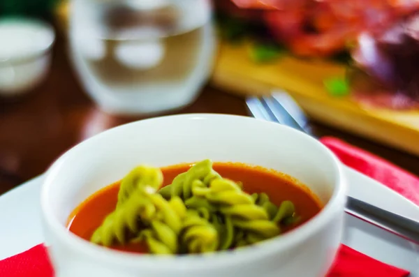 Вкусный Питательный Томатный Суп Свежей Пастой Диетическая Еда Вегетарианский Обед — стоковое фото