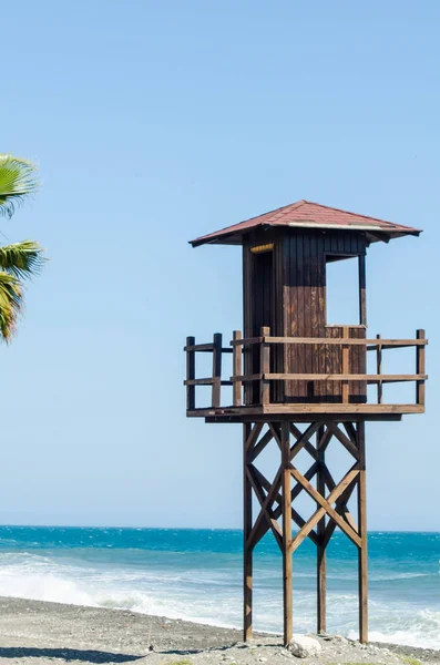 Kurtarma Kulübe Güvenli Bir Kumlu Plajda Sakin Okyanus Güzel Bir — Stok fotoğraf