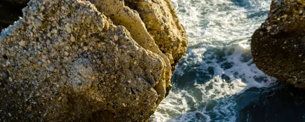 Increíble Mar Con Olas Azules Verano Rocas Relajante Vista Las —  Fotos de Stock