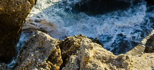 Mavi Yaz Dalgası Kayaları Ile Şaşırtıcı Deniz Rahatlatıcı Kaya Manzarası — Stok fotoğraf