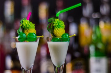 ROM üzerinde dayalı egzotik içecek ve diğer maddeler, barmen tarafından hazırlanan kokteyl