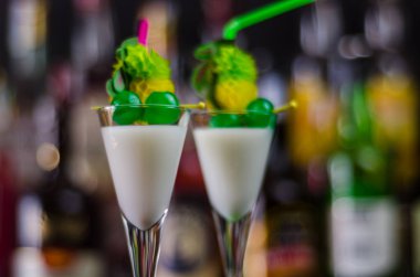 ROM üzerinde dayalı egzotik içecek ve diğer maddeler, barmen tarafından hazırlanan kokteyl