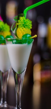 ROM üzerinde dayalı egzotik içecek ve diğer maddeler, barmen tarafından hazırlanan kokteyl