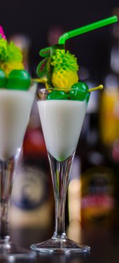 ROM üzerinde dayalı egzotik içecek ve diğer maddeler, barmen tarafından hazırlanan kokteyl