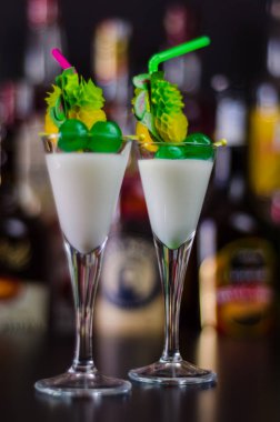 ROM üzerinde dayalı egzotik içecek ve diğer maddeler, barmen tarafından hazırlanan kokteyl