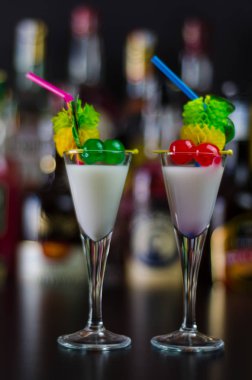 ROM üzerinde dayalı egzotik içecek ve diğer maddeler, barmen tarafından hazırlanan kokteyl