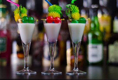 ROM üzerinde dayalı egzotik içecek ve diğer maddeler, barmen tarafından hazırlanan kokteyl