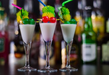 ROM üzerinde dayalı egzotik içecek ve diğer maddeler, barmen tarafından hazırlanan kokteyl