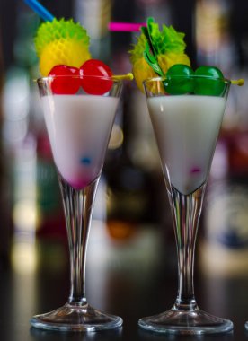 ROM üzerinde dayalı egzotik içecek ve diğer maddeler, barmen tarafından hazırlanan kokteyl