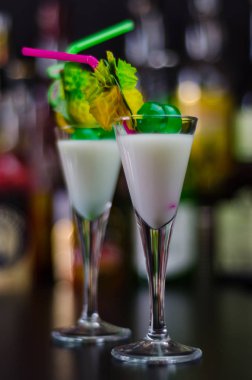 ROM üzerinde dayalı egzotik içecek ve diğer maddeler, barmen tarafından hazırlanan kokteyl