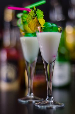 ROM üzerinde dayalı egzotik içecek ve diğer maddeler, barmen tarafından hazırlanan kokteyl