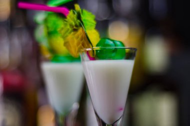 ROM üzerinde dayalı egzotik içecek ve diğer maddeler, barmen tarafından hazırlanan kokteyl