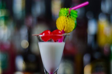 Malibu ROM ve diğer maddeler, kokteyl dayalı egzotik içki barmen tarafından hazırlanan, içki dekore edilmiş