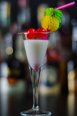 Malibu ROM ve diğer maddeler, kokteyl dayalı egzotik içki barmen tarafından hazırlanan, içki dekore edilmiş