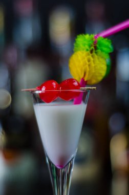 Malibu ROM ve diğer maddeler, kokteyl dayalı egzotik içki barmen tarafından hazırlanan, içki dekore edilmiş