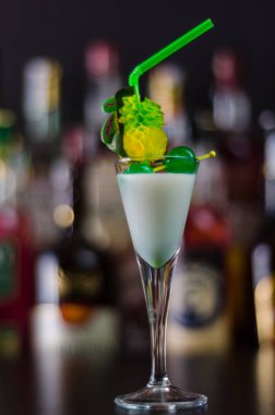 Malibu ROM ve diğer maddeler, kokteyl dayalı egzotik içki barmen tarafından hazırlanan, içki dekore edilmiş