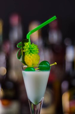 Malibu ROM ve diğer maddeler, kokteyl dayalı egzotik içki barmen tarafından hazırlanan, içki dekore edilmiş