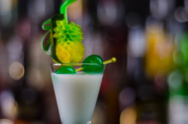 Malibu ROM ve diğer maddeler, kokteyl dayalı egzotik içki barmen tarafından hazırlanan, içki dekore edilmiş