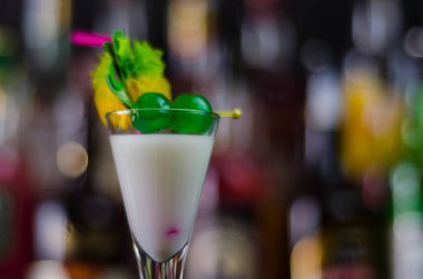 Malibu ROM ve diğer maddeler, kokteyl dayalı egzotik içki barmen tarafından hazırlanan, içki dekore edilmiş