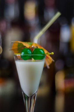 Malibu ROM ve diğer maddeler, kokteyl dayalı egzotik içki barmen tarafından hazırlanan, içki dekore edilmiş