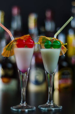 Malibu ROM ve diğer maddeler, kokteyl dayalı egzotik içki barmen tarafından hazırlanan, içki dekore edilmiş