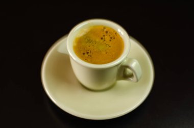 çubuğunda seramik bir fincan sade kahve, enerji içeceği halka açık bir yerde, kafe