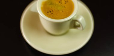 çubuğunda seramik bir fincan sade kahve, enerji içeceği halka açık bir yerde, kafe