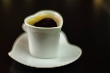 çubuğunda seramik bir fincan sade kahve, enerji içeceği halka açık bir yerde, kafe