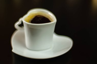 çubuğunda seramik bir fincan sade kahve, enerji içeceği halka açık bir yerde, kafe