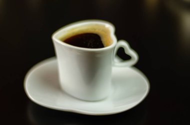 çubuğunda seramik bir fincan sade kahve, enerji içeceği halka açık bir yerde, kafe