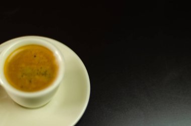 çubuğunda seramik bir fincan sade kahve, enerji içeceği halka açık bir yerde, kafe