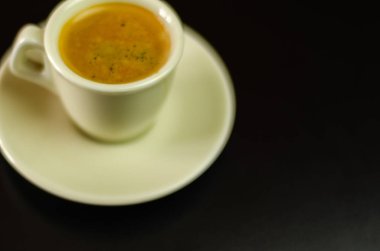 çubuğunda seramik bir fincan sade kahve, enerji içeceği halka açık bir yerde, kafe