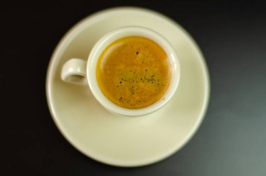 çubuğunda seramik bir fincan sade kahve, enerji içeceği halka açık bir yerde, kafe