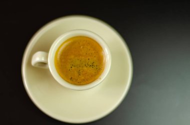 çubuğunda seramik bir fincan sade kahve, enerji içeceği halka açık bir yerde, kafe