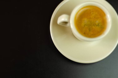 çubuğunda seramik bir fincan sade kahve, enerji içeceği halka açık bir yerde, kafe