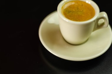 çubuğunda seramik bir fincan sade kahve, enerji içeceği halka açık bir yerde, kafe