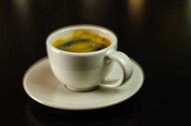 çubuğunda seramik bir fincan sade kahve, enerji içeceği halka açık bir yerde, kafe