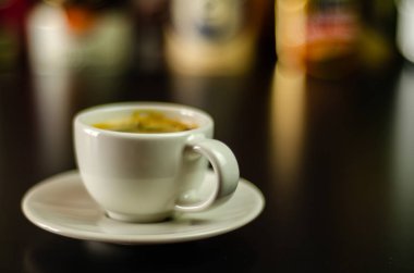 çubuğunda seramik bir fincan sade kahve, enerji içeceği halka açık bir yerde, kafe