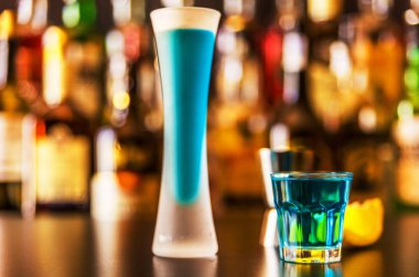 Alkollü içki barmen, gece hayatı tarafından hazırlanan uzun bir bardak likör yenileniyor