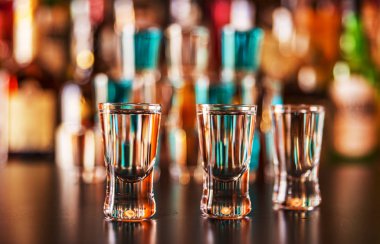 Gözlüklü bir siyah arka plan, soğuk içecek, gece hayatı üzerinde geleneksel saf votka