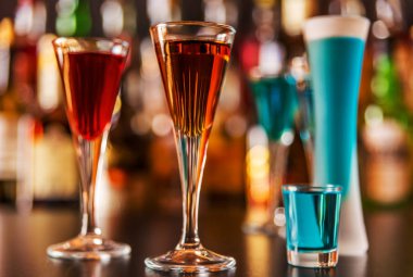 Alkollü içki barmen, gece hayatı tarafından hazırlanan uzun bir bardak likör yenileniyor